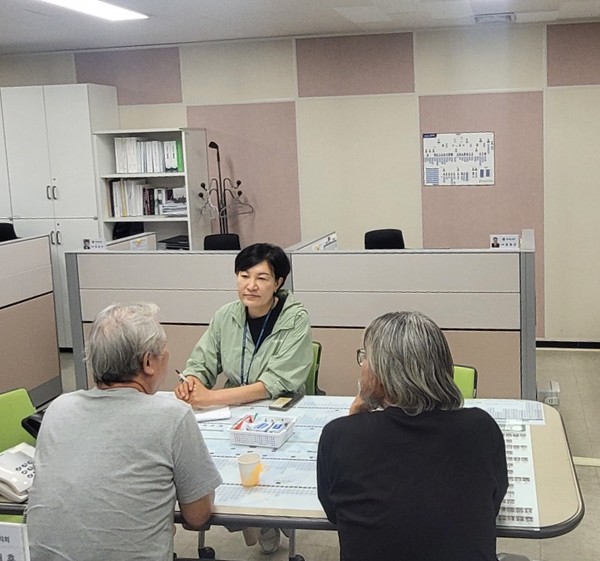 ▲이채명 의원이 한국연극협회 안양지부 관계자들을 만나 협력 방안을 논의하고 있다.