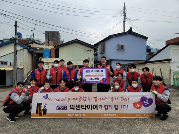 ▲넥센타이어 임직원들이 연탄 나눔 봉사 활동을 마치고 기념촬영을 하고 있다.