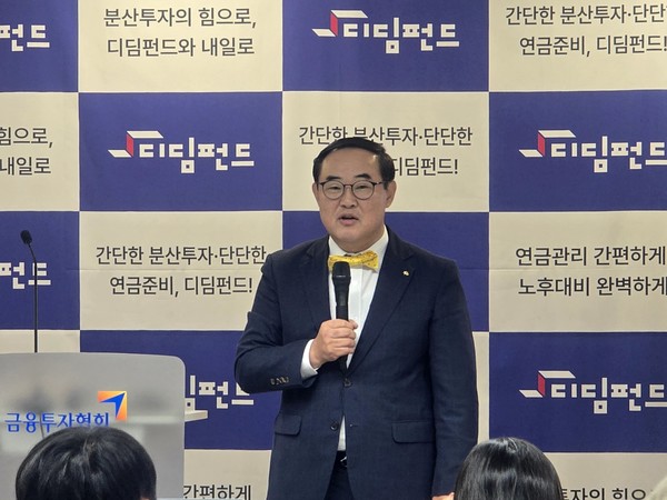 ▲이석희 KB자산운용 연금WM본부장이 23일 오전 서울 여의도 금융투자협회에서 열린 기자간담회에서 KB자산운용의 자산배분형 펀드 운용 역량을 소개하고 있다.