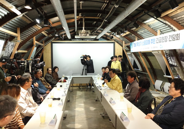 23일 오전 캠프그리브스에서 열린 대남 확성기 소음피해 주민 긴급현장 간담회에서 김동연 경기도지사가 민북 마을 주민들과 이야기를 나누고 있다.
