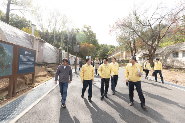김동연 경기도지사가 민북 마을 주민들의 애로사항 청취 및 피해지역을 살펴 보고있다.