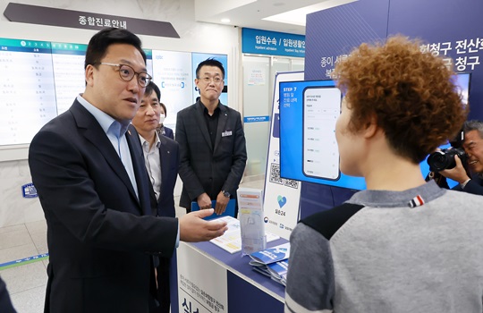▲ 김병환 금융위원장이 25일 오전 서울 여의도 성모병원에 방문해 실손청구 전산화 홍보 부스를 찾았다.
