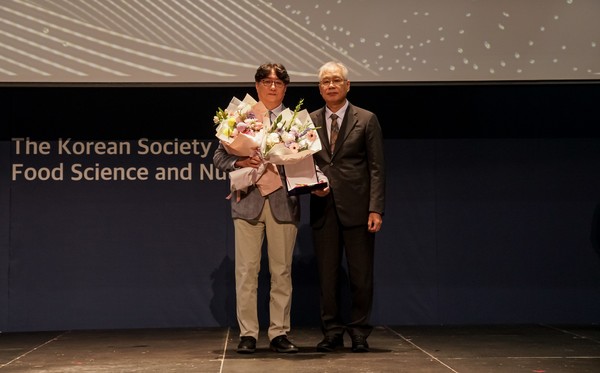 ▲경북대학교 정우식 교수(왼쪽)와 오뚜기함태호재단 박기문 이사가 기념사진을 찍고 있다.