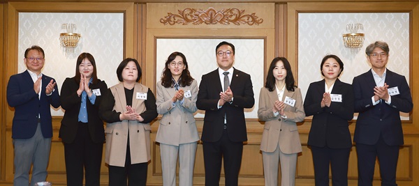 ▲ 김병환 금융위원장(왼쪽에서 5번째)과 소비자학과 교수들은 28일 오전 간담회를 열고 소비자보호정책 현안에 대해 논의했다.