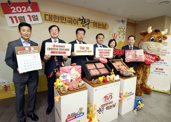 ▲(왼쪽부터)이을용 축구감독, 안병우 농협경제지주 축산경제 대표이사, 민경천 전국한우협회 회장, 이동활 한우자조금관리위원장, 전계순 한국소비자교육원 원장, 한우 명예홍보대사 윤원석 셰프가 기념촬영을 하고 있다. (사진=한우자조금 제공)