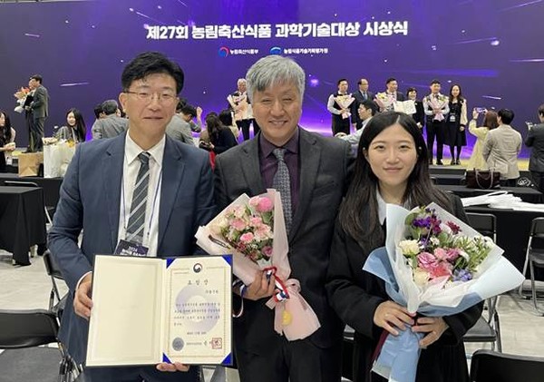 ▲ 28일 서울 양재 aT센터에서 열린 ‘제27회 농림축산식품 과학기술대상’에서 김태석 풀무원기술원 연구개발실장(사진 가운데)이 시상식 후 풀무원 관계자들과 기념 사진을 찍고 있다