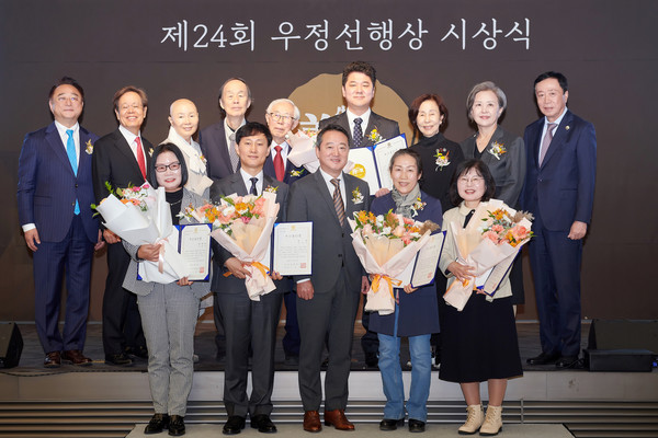 ▲이웅열 오운문화재단 이사장(앞줄 가운데)과 수상자, 심사위원들이 단체 기념촬영을 하고 있다.