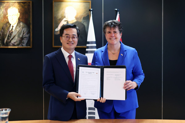 김동연 경기도지사(왼쪽), 이나 아데마 노르트브라반트주 주지사