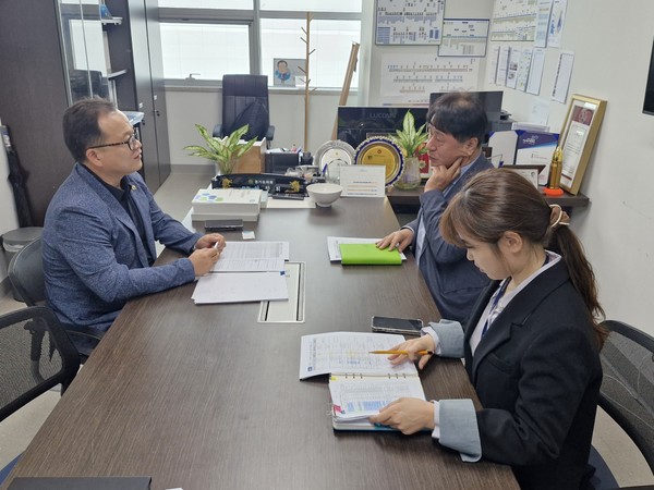 ▲임창휘 의원(왼쪽)과 관계 공무원이 달빛어린이병원에 대해 논의하고 있다