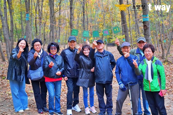 ▲티웨이항공이 지난달 말 진행한 ‘눈부신 외출 in 숲’에 참여한 순직 소방공무원 유가족이 기념 사진을 촬영하고 있다