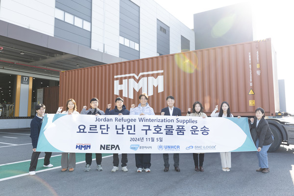 ▲경기도 평택시 네파물류센터에서 진행된 ‘요르단 난민 구호물품 운송’ 전달식에서 HMM을 비롯한 네파(NEPA), 휴먼아시아 등 관계자들이 기념 촬영을 하고 있다