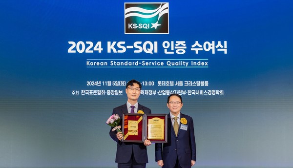 ▲ 이용준 코웨이 고객지원본부장(왼쪽)과 강명수 한국표준협회장