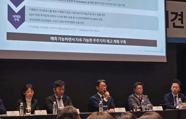 ▲(왼쪽부터) 로이스김 한미사이언스 브랜드본부장 부사장, 박준석 헬스케어사업본부 부사장, 임종훈 대표, 노용갑 부회장, 우기석 온라인팜 대표