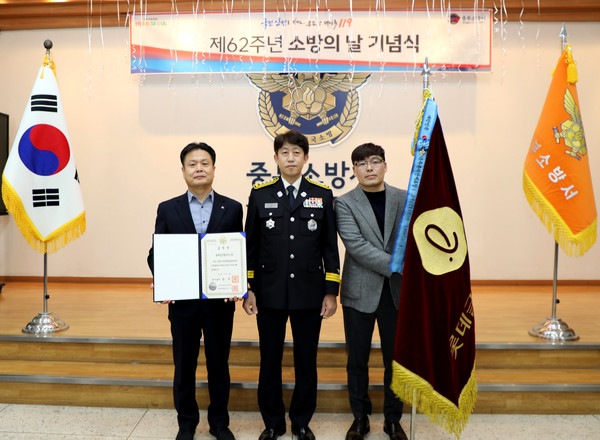 ▲ 김태웅 롯데글로벌로지스 안전환경혁신부문장(왼쪽), 김길중 서울중부소방서장(가운데)