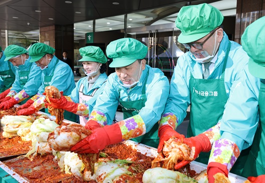 ▲ 함영주 하나금융그룹 회장(사진 왼쪽에서 네번째)이 그룹 경영진들과 함께 '사랑의 김장나눔' 행사에 참석해 김장을 담그고 있다.