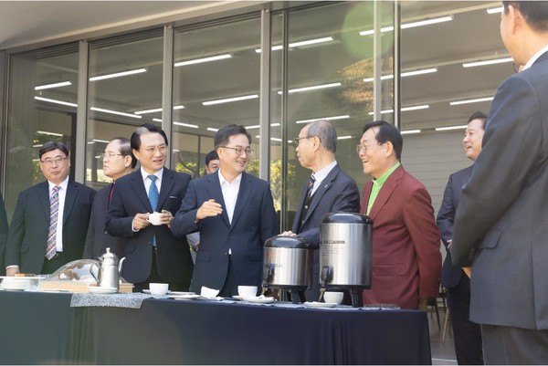 김동연 경기도지사(왼쪽에서 네 번째)