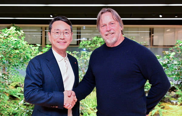 ▲LG전자 조주완 CEO(왼쪽), 텐스토렌트 짐 켈러 CEO