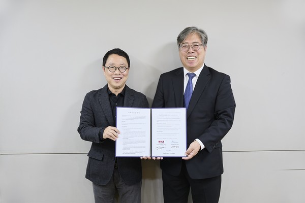 한국광고홍보학회 이정교 학회장(왼쪽), 한국컴패션 황덕신 부대표