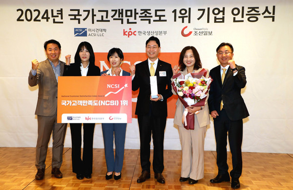 ▲신용 및 체크카드 부문 동시 1위를 달성한 KB국민카드 이창권 사장이 임직원들과 기념 촬영하고 있다