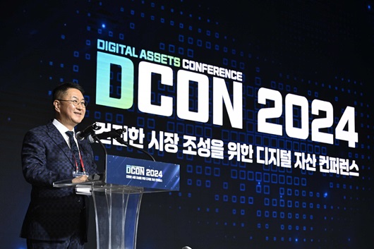 ▲ 이석우 두나무 대표가 13일 열린 디콘 2024에서 발언하고 있다.