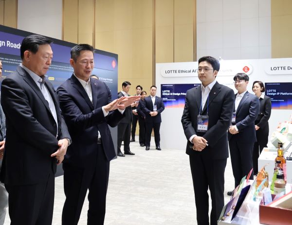 ▲ 신동빈 롯데 회장(왼쪽)과 이돈태 롯데지주 디자인전략센터장(왼쪽 두번째)이 롯데 디자인의 미래라는 주제로 마련된 전시 부스를 살펴보고 있다.