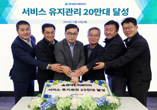 조재천 현대엘리베이터 대표(왼쪽에서 세 번째)와 김성수 서비스사업본부장(왼쪽에서 두 번째)