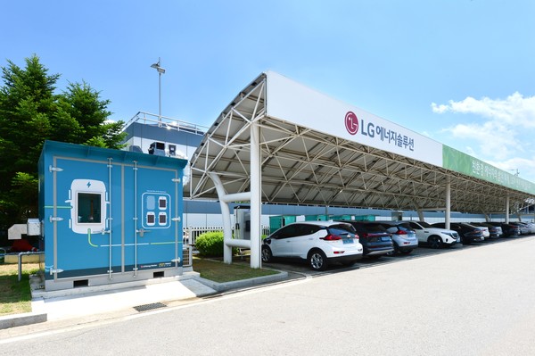 전기차 사용후배터리를 재사용해 만들어진 LG에너지솔루션 오창 에너지플랜트에 설치된 전기차 충전 ESS시스템