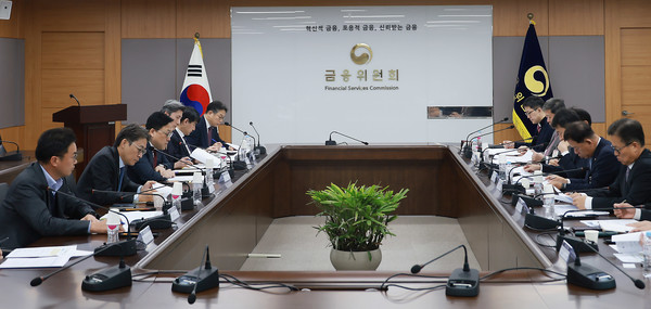 ▲김병환 금융위원장이 18일 오전 서울 종로구 정부서울청사에서 금융감독원, 한국거래소 등 유관기관 및 시장전문가와 함께 개최한 증시 상황 점검회의에서 최근 국내 및 해외 주요국 증시 동향과 국내 증시의 외국인·기관투자자 등 수급 상황을 점검하고 향후 대응방향을 논의했다.