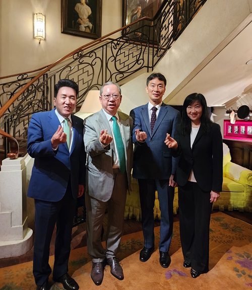 ▲ (왼쪽부터) 함영주 하나금융지주 회장, 피터 람 홍콩 무역발전국 회장, 이복현 금융감독원장, 마가렛 퐁 상임이사가 14일 조찬을 마친 뒤 기념촬영을 하고 있다.