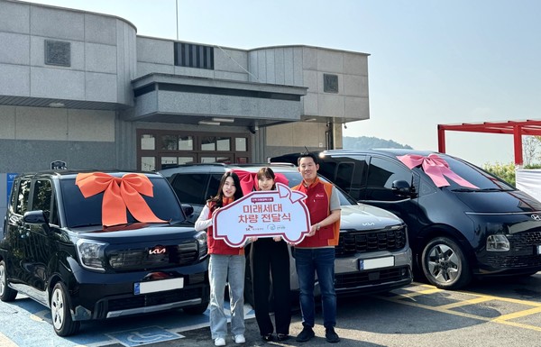 ▲선덕원 사무국장(가운데)과 SK에코플랜트 임직원 두 명이 기념 사진을 촬영하고 있다