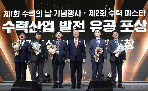 수력산업 발전 공로 산업통상자원부 장관 표창을 대리 수상한 효성중공업 전상익 상무(오른쪽에서 두번째)