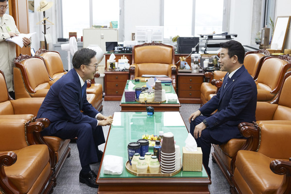 김동연 경기도지사(왼쪽), 박정 국회 예산결산특별위원장