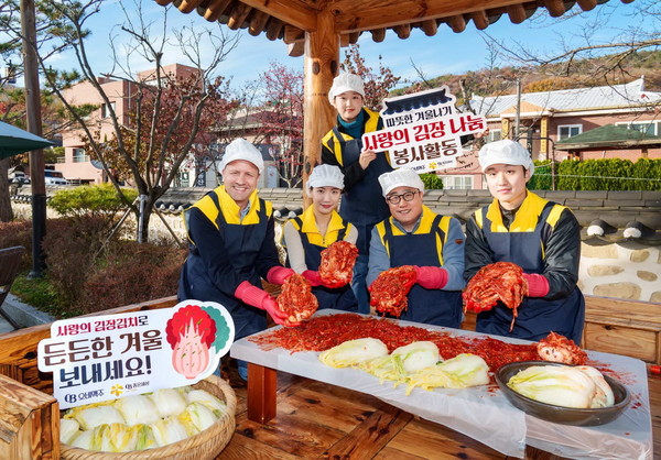 ▲19일 서울시 강남구 자곡동에 위치한 못골한옥어린이도서관에서 배하준 오비맥주 대표(왼쪽 첫번째), 구자범 법무정책홍보부문 수석부사장(왼쪽 세번째), 임직원 봉사단이 김치를 만들며 기념사진을 찍고 있다