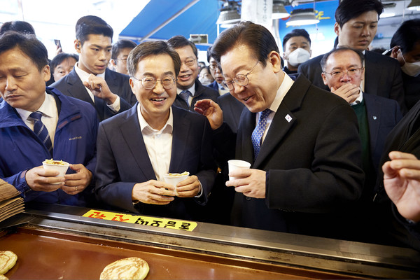 김동연 경기도지사(왼쪽 두 번째), 이재명 더불어민주당 대표(오른쪽)