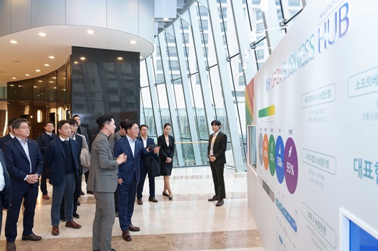 ▲ 이석용 농협은행장(사진 가운데)을 비롯한 임직원들이 지난 21일 서울 스위스 그랜드호텔에서 열린 '2024 NH오픈비즈니스데이' 행사장을 찾아 팝업 전시부스를 참관하고 있다.