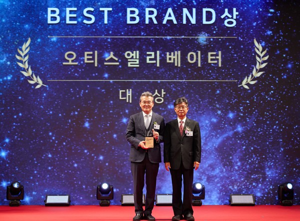  조익서 오티스 코리아 대표이사(왼쪽)와 강창욱 한국경영인증원 운영위원회 위원장