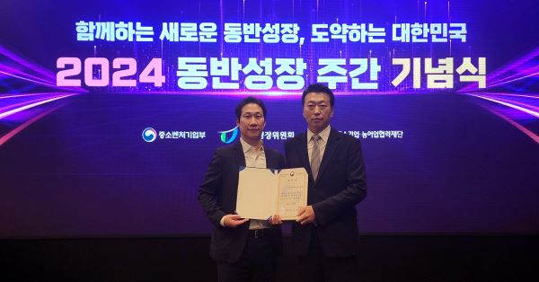 ▲ 신세계인터내셔날 CSR 김영훈 팀장(오른쪽)