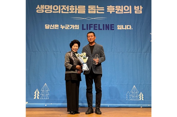 ▲임혜숙 생명의전화 이사장(왼쪽), 정성원 박카스사업부 사업부장