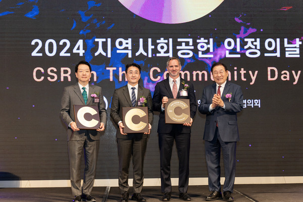 ▲이날 서울드래곤시티 호텔에서 열린 ‘2024년 지역사회공헌 인정의 날 행사’에서 이주한 HS효성 상무(왼쪽에서 첫 번째), 김성이 한국사회복지협의회장(오른쪽에서 첫 번째)가 기념 촬영을 하고있다.