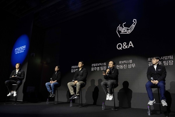 ▲로보틱스랩 연구원들이 질문에 답변하는 모습 (왼쪽부터) 김종우 로보틱스사업1팀 책임연구원, 김규정 관절로보틱스팀 책임연구원, 윤주영 관절로보틱스팀장, 현동진 로보틱스랩 상무, 김영훈 로보틱스사업1팀장