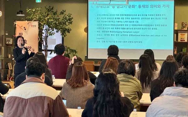 ▲정혜경 호서대 식품영양학과 명예교수가 강연하고 있다