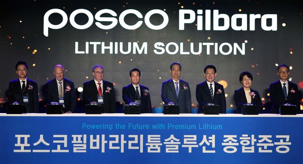 왼쪽부터 강석훈 한국산업은행 회장, 스티브 스쿠다모어 필바라미네랄스 사외이사, 제프 로빈슨 주한호주대사, 장인화 포스코그룹 회장, 한덕수 국무총리, 김영록 전남도지사, 권향엽 국회의원, 이승렬 산업통상자원부 산업정책실장.