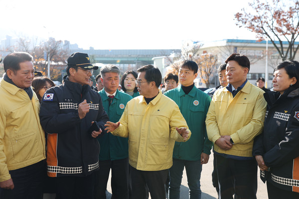 29일 오전 김동연 경기도지사(가운데)가 양당 최종현(더민주), 김정호(국힘) 대표와 지역 도의원 등과 함께 안양농수산물도매시장에 방문해 폭설 피해 현장을 살폈다.