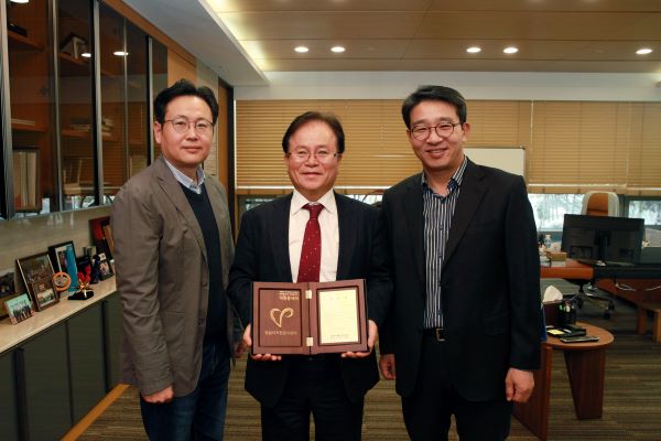 ▲ (왼쪽부터) 동반성장팀 한승구 차장, 조항목 대표이사, 사회공원위원장 이상근 상무