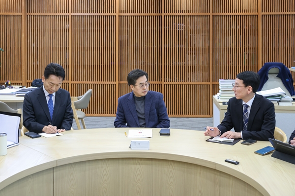 ▲김동연 경기도지사(가운데)가 긴급 대책회의를 열고 6개 피해복구 지침을 제시했다