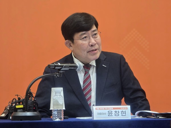 ▲윤창현 코스콤 대표이사가 3일 코스콤 본사에서 열린 기자간담회에서 기자들의 질의에 답하고 있다.