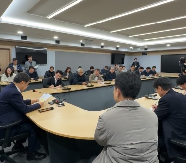 긴급 실국장 회의를 진행 중인 김동연 경기도지사(왼쪽)