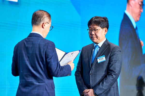 ▲이승렬 산업통상자원부 산업정책실장(왼쪽), 박완갑 종근당바이오 대표