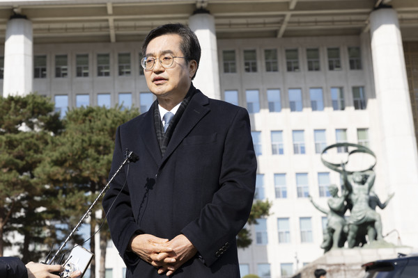  4일 국회 시국대회 전 백브리핑에 나선 김동연 경기도지사
