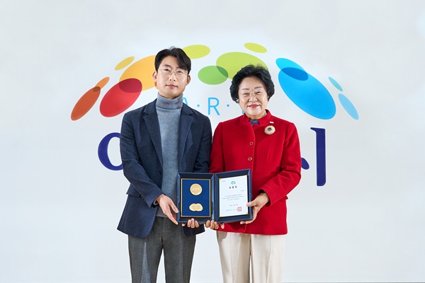 ▲이종성 시몬스 부사장(왼쪽), 김경희 이천시장